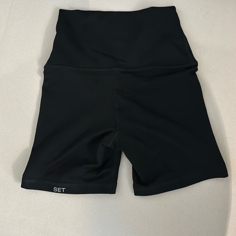 Black (onyx) luxe form biker shorts